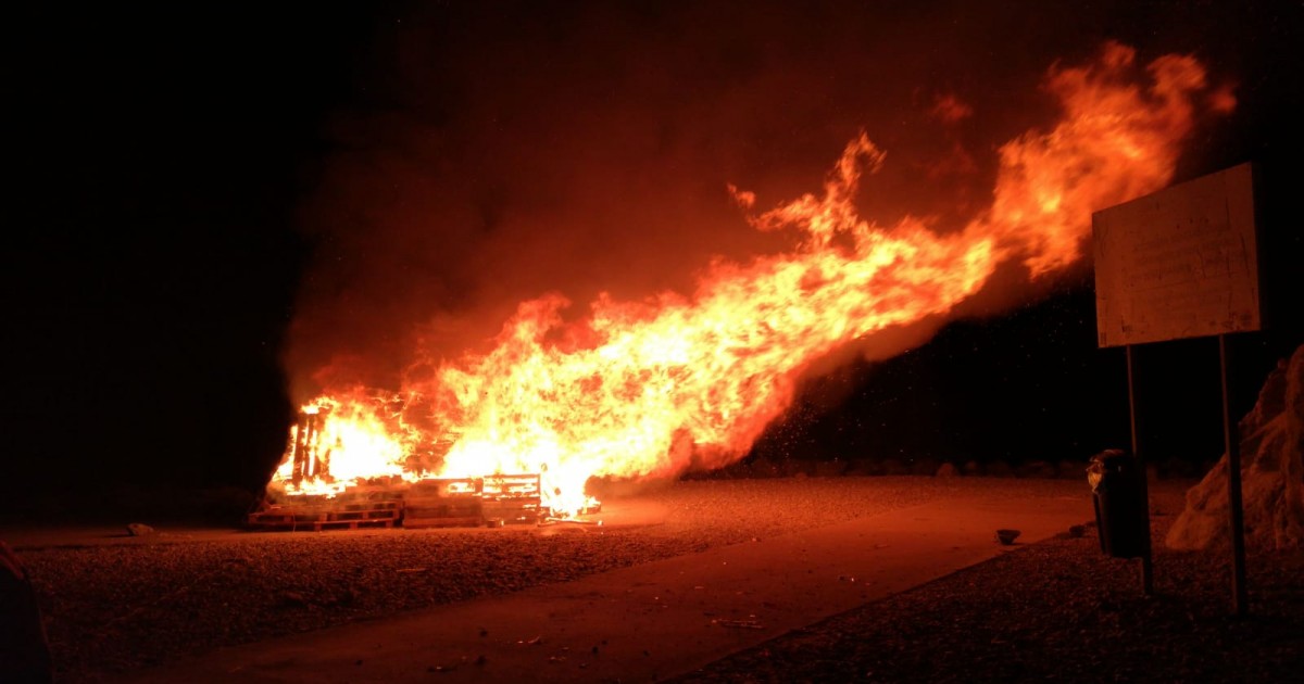 Una gran multitud disfruta en Playa de Mogán de la noche de San Juan