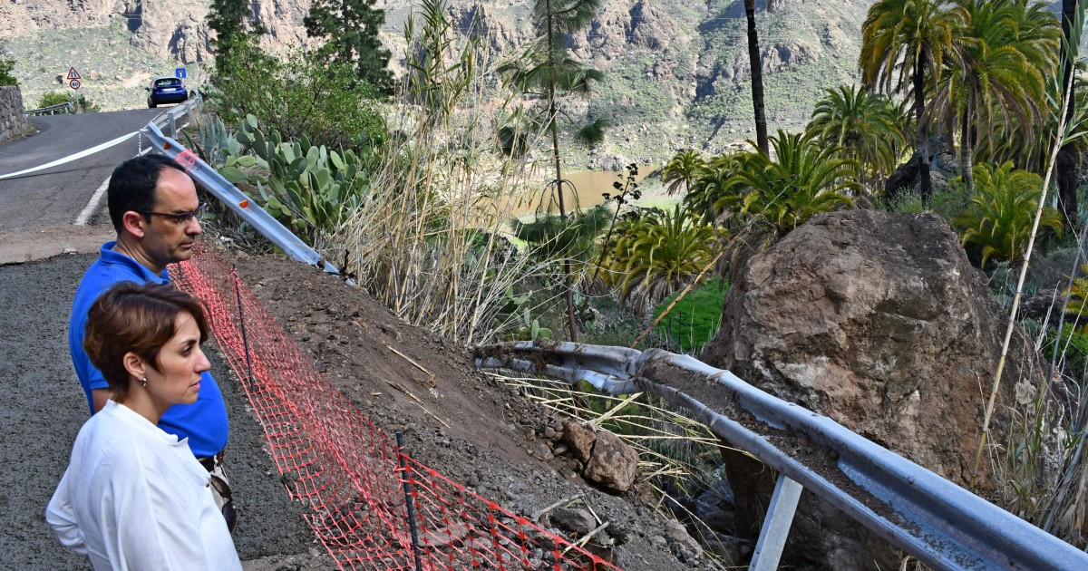 La alcaldesa de Mogán visita el desprendimiento de tierras y piedras en la carretera GC-505