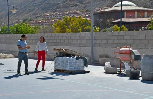 El Ayuntamiento de Mogán inicia la reparación del vallado del CEIP Playa de Mogán tras el temporal del pasado marzo