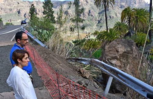 La alcaldesa de Mogán visita el desprendimiento de tierras y piedras en la carretera GC-505