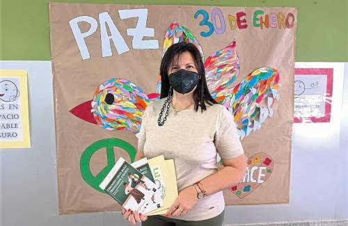 Mogán reparte libros de cultura y folclore canario a los centros educativos