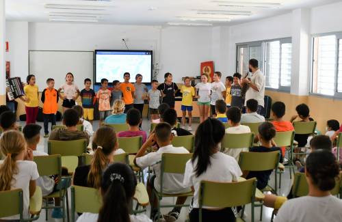 El Ayuntamiento de Mogán lleva folclore  y tradición a los centros educativos