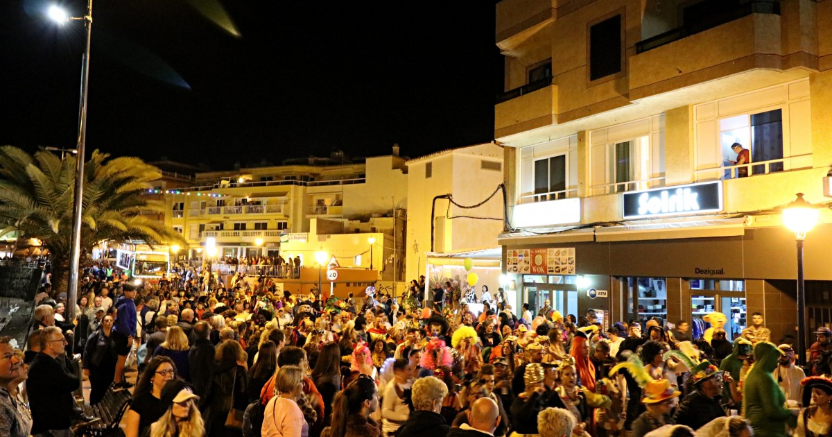 El Carnaval Costa Mogán 2019 vive con la Cabalgata su noche más multitudinaria