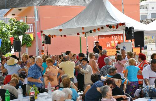 350 moganeros disfrutaron del Encuentro de Mayores con Pepe Benavente en El Horno