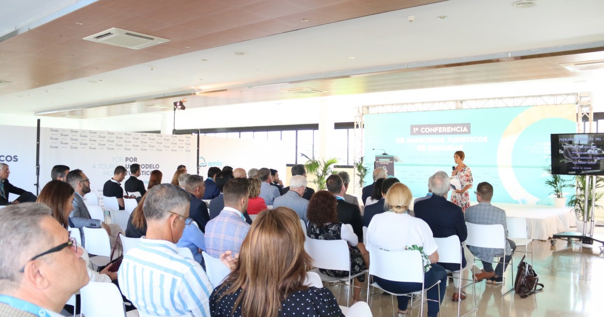 Onalia Bueno apuesta por la formación continua en la I Conferencia de Municipios Turísticos de Canarias