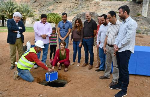 El grupo de gobierno de Mogán coloca la primera piedra del parque recreativo de Puerto Rico