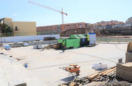 La instalación de la carpa fija en la plaza Pérez Galdós de Arguineguín finalizará en junio