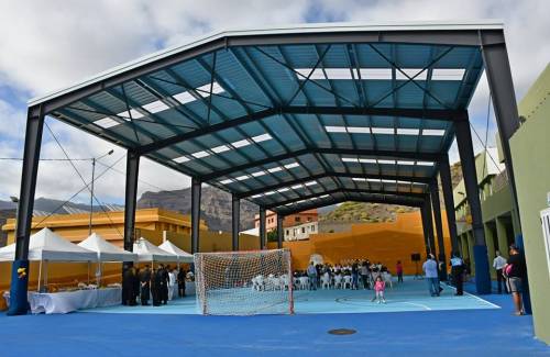 Fernando Clavijo y Onalia Bueno inauguran la cubierta de la cancha deportiva del CEO Mogán