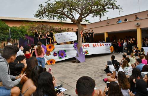 800 jóvenes de Mogán conmemoran el Día Internacional de la Eliminación de la Violencia contra la Mujer