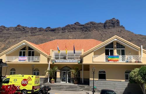 El Ayuntamiento de Mogán luce la bandera arcoíris y trans con motivo del Orgullo LGTBI