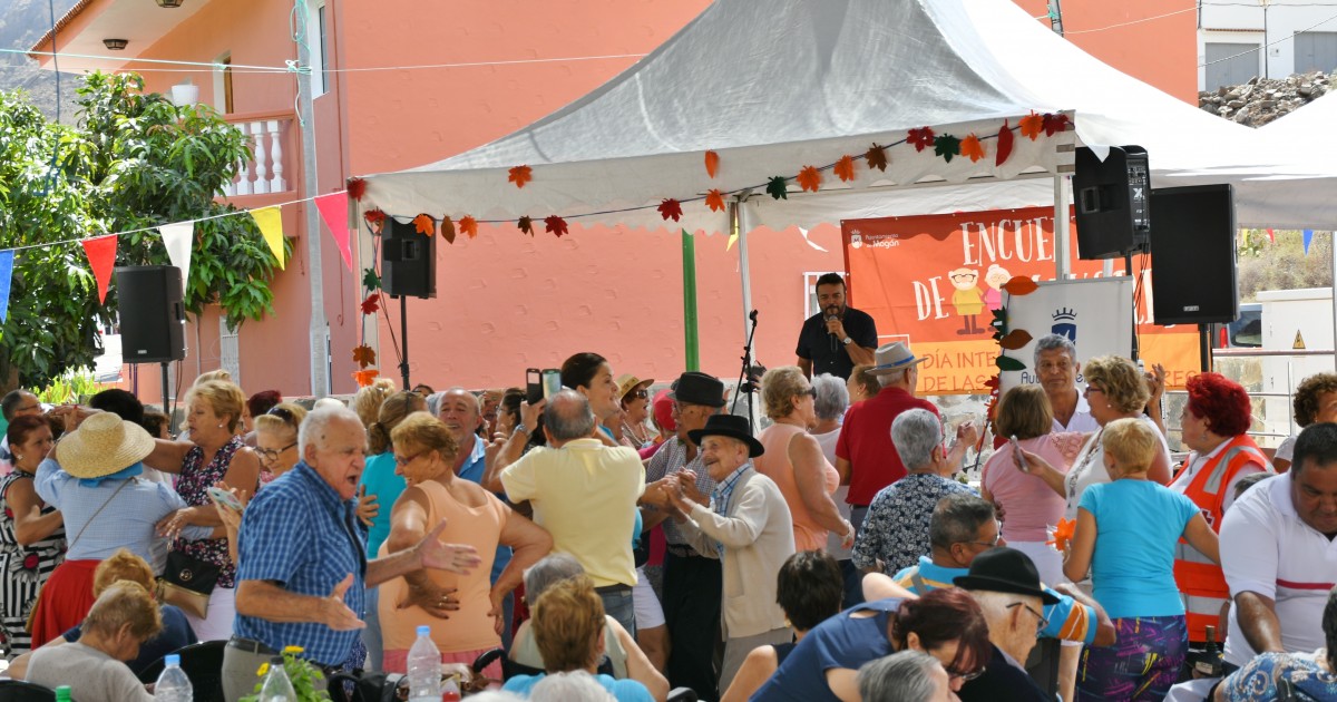 350 moganeros disfrutaron del Encuentro de Mayores con Pepe Benavente en El Horno