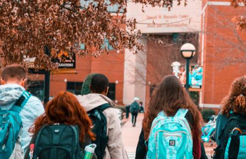 Mogán aumenta la partida destinada a las becas de movilidad y residencia para estudiantes