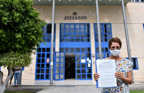 La alcaldesa Onalia Bueno materializa la denuncia por las condiciones de los migrantes en el Muelle de Arguineguín