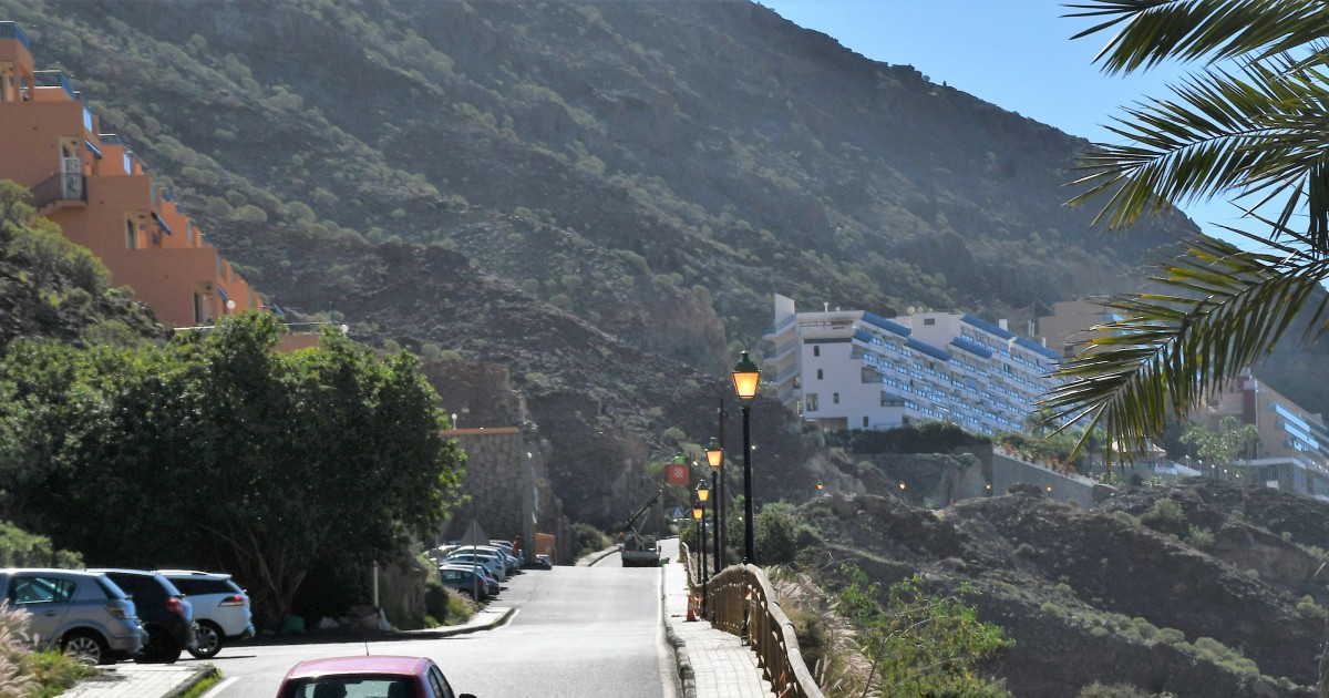 Mogán dota de alumbrado la calle Albaicín en Taurito