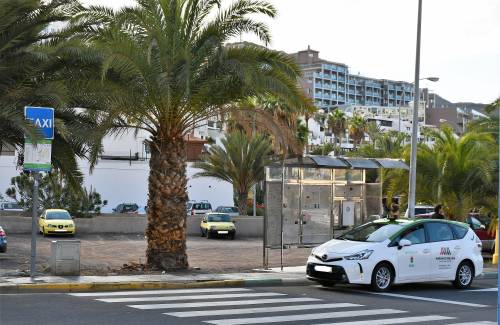 Playa del Cura estrena marquesina en la parada de taxis