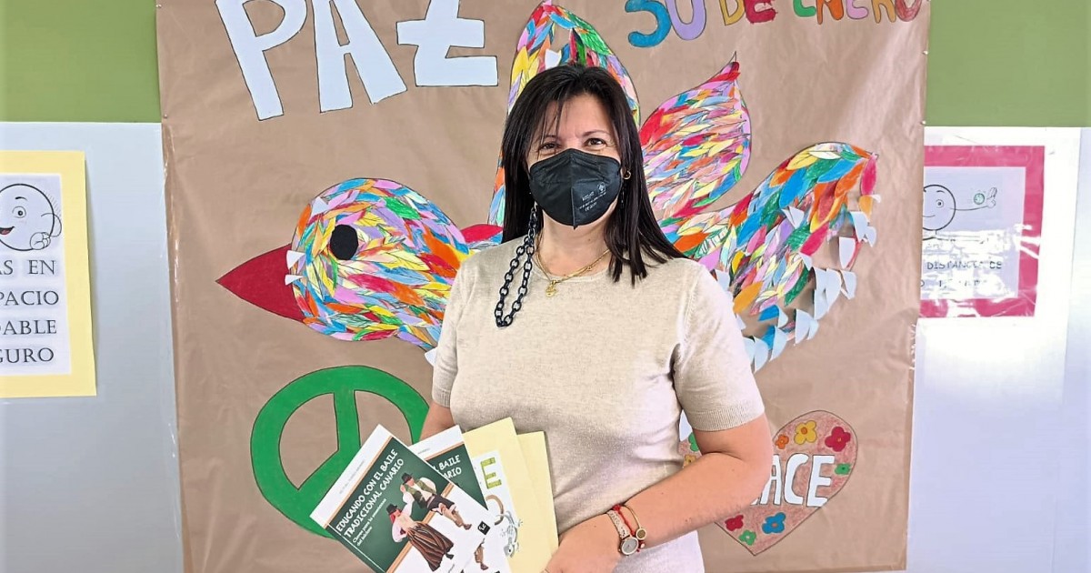 Mogán reparte libros de cultura y folclore canario a los centros educativos