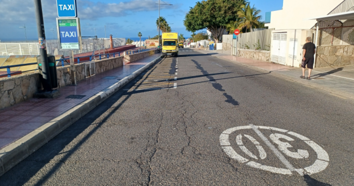 El Ayuntamiento asfaltará la calle Timanfaya y mejorará su parada de taxi