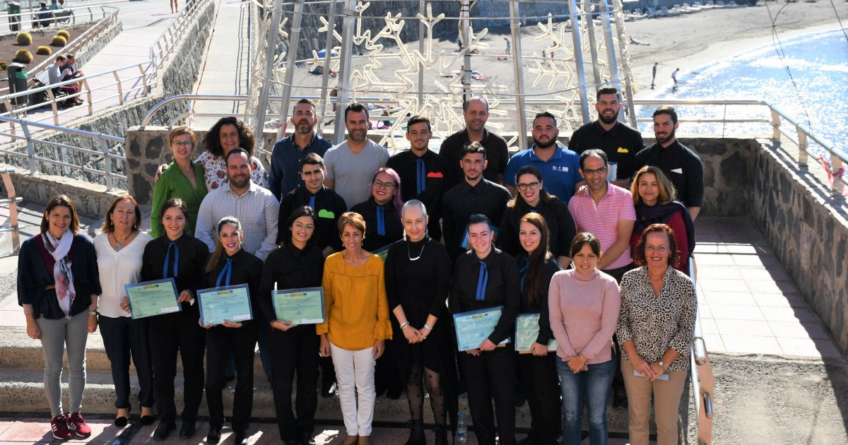 13 jóvenes finalizan su formación en servicios de bar y cafetería con el apoyo del Ayuntamiento de Mogán
