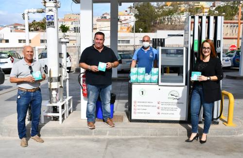 El Ayuntamiento de Mogán entrega mascarillas al sector del taxi del municipio
