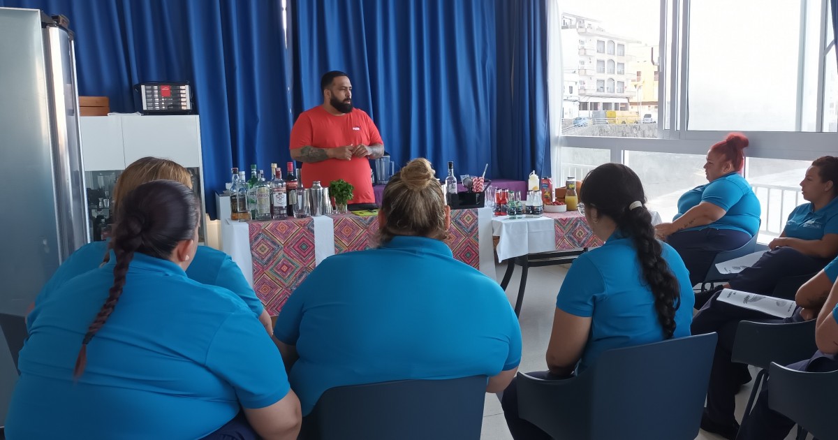 El PFAE 'Mogan me sabe' recibe el curso de coctelería de la mano del moganero Dalmai Hernández.