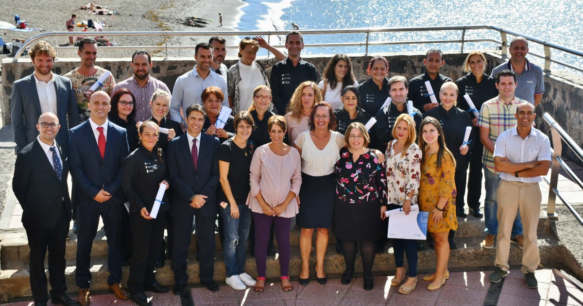 15 desempleados finalizan su formación como camareros profesionales con el apoyo del Ayuntamiento de Mogán