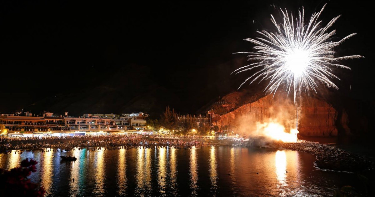 San Juan con asadero de piñas, espectáculo, hoguera, fuegos artificiales y verbena en  la playa de Mogán