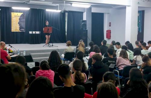 Alumnado del IES Arguineguín  recita a Alexis Ravelo