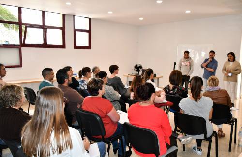 El Ayuntamiento de Mogán forma a sus empleados en atención al público de personas con discapacidad