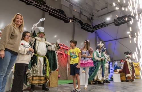 Sus Majestades los Reyes Magos reparten sonrisas e ilusión en Mogán