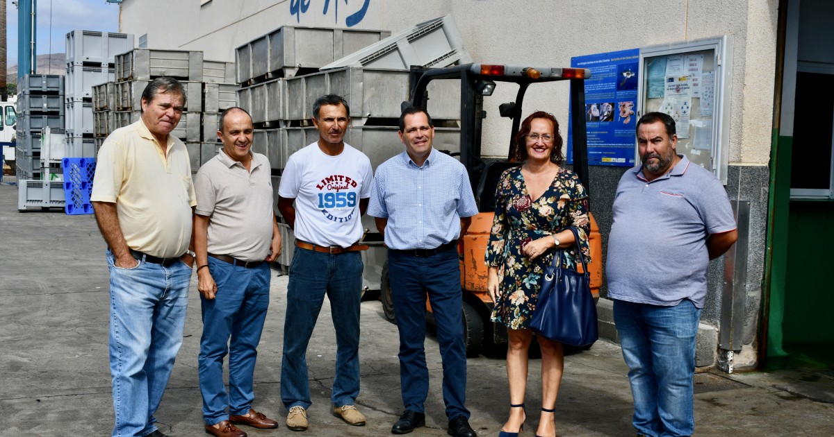 El director general de Pesca,  Carmelo Dorta, visita la Cofradía de Pescadores de Arguineguín