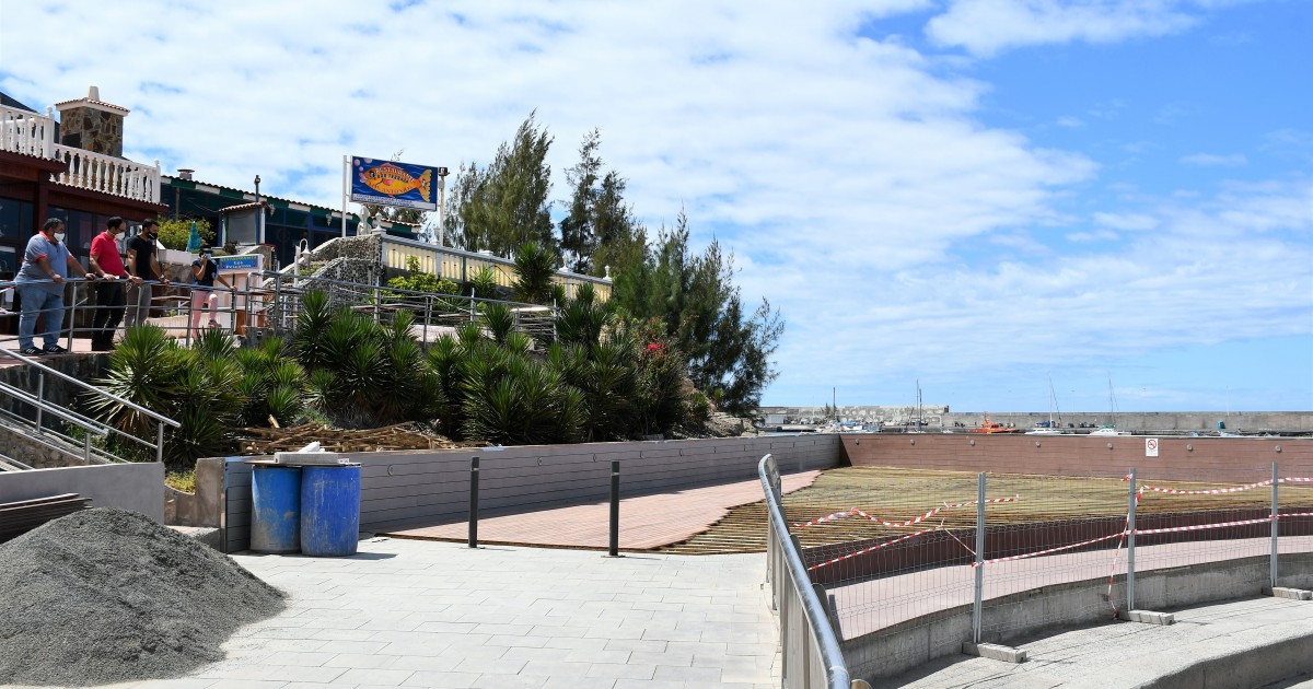 Mogán ejecuta obras de mejora en el solárium y el acceso de la playa de Costa Alegre