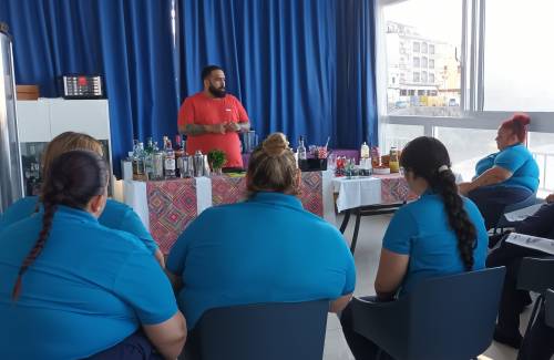 El PFAE 'Mogan me sabe' recibe el curso de coctelería de la mano del moganero Dalmai Hernández.
