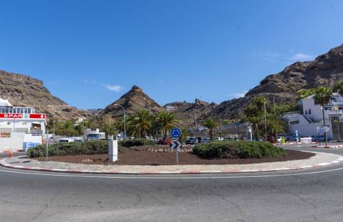 El Ayuntamiento acondiciona  la rotonda de Playa del Cura