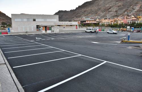El Ayuntamiento finaliza el asfaltado de la parcela de aparcamientos del CEIP Playa de Mogán