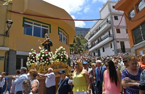 Un millar de vecinos y autoridades muestran su devoción a San Antonio El Chico en Mogán