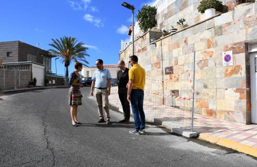 El Ayuntamiento de Mogán rehabilita las aceras y bordillos de la calle Guacimara