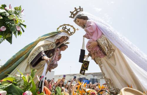 Devoción a la Virgen del Carmen en la procesión marítima de Playa de Mogán.