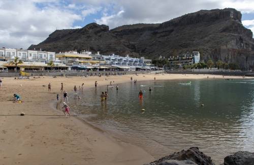 El Ayuntamiento mejorará la accesibilidad al baño en la playa de Mogán