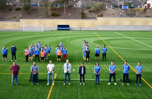 El campo de fútbol municipal de  Playa de Mogán estrena césped