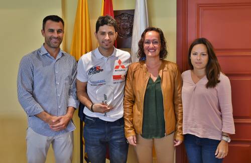 El Ayuntamiento de Mogán reconoce el mérito deportivo del piloto moganero Domingo Ramos