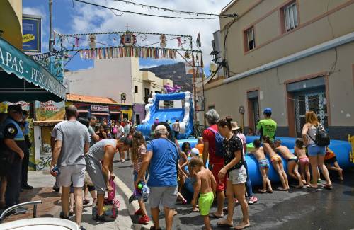 El Festival del Agua Mogán H2O llena las calles del casco de atracciones acuáticas