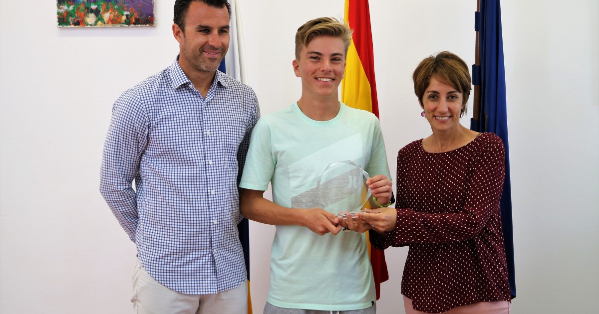 Mogán reconoce el mérito de Sem Danilo Hoyos, campeón nacional de SUP