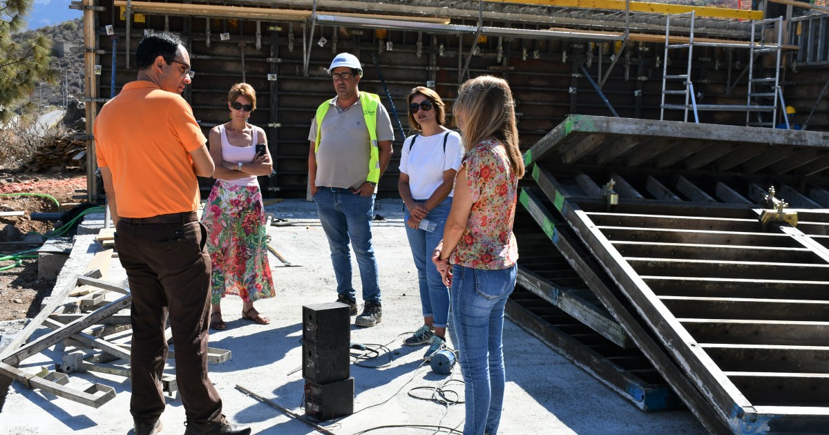 Onalia Bueno visita las obras de ampliación del cementerio de Mogán