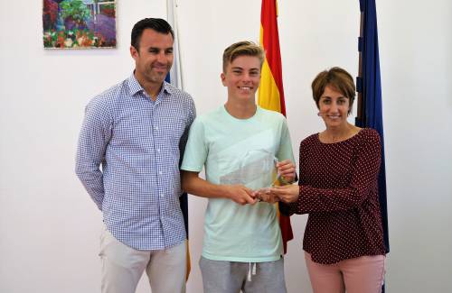 Mogán reconoce el mérito de Sem Danilo Hoyos, campeón nacional de SUP