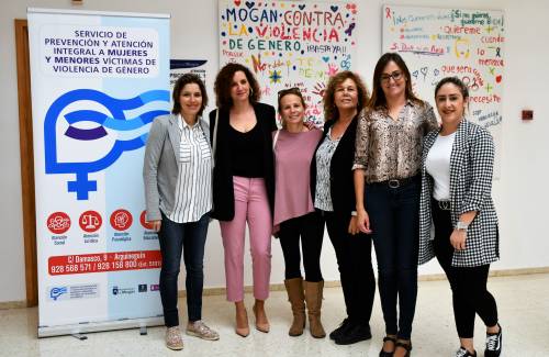 La consejera de Igualdad, Sara Ramírez, visita Mogán y escucha sus propuestas