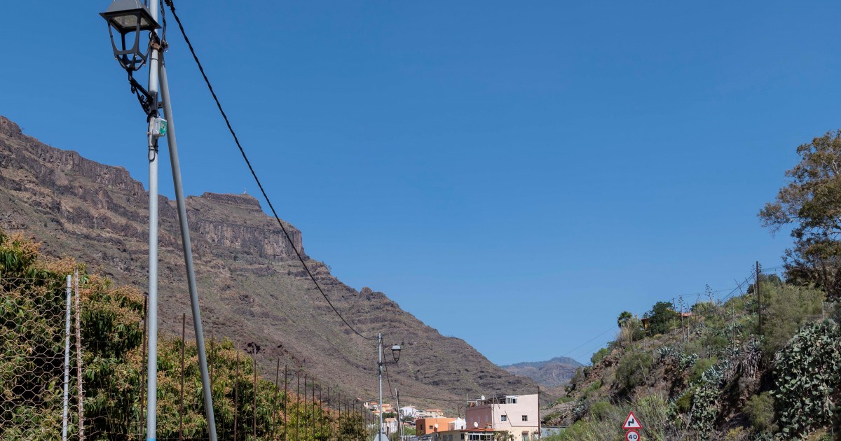 El Ayuntamiento renueva el alumbrado público de Peñones con luminarias más eficientes