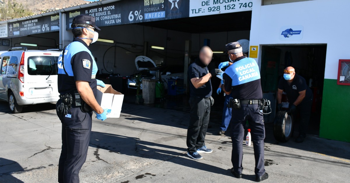 La Policía Local de Mogán reparte mascarillas por el municipio y a los usuarios de transporte público