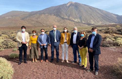 La ministra Reyes Maroto anuncia a los municipios turísticos canarios un plan específico para el sector