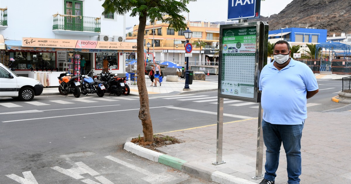 Mogán comienza a dotar de cartelería luminosa las paradas de taxis del municipio