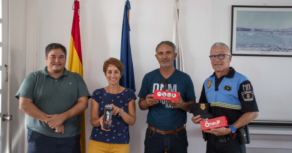 Mogán entrega 100 salvavidas portátiles a las cofradías del municipio